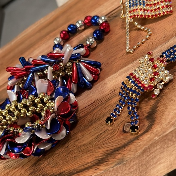 Red white blue patriotic USA flag & soldier broach (2) w/ gold back & bracelets - Picture 16 of 16